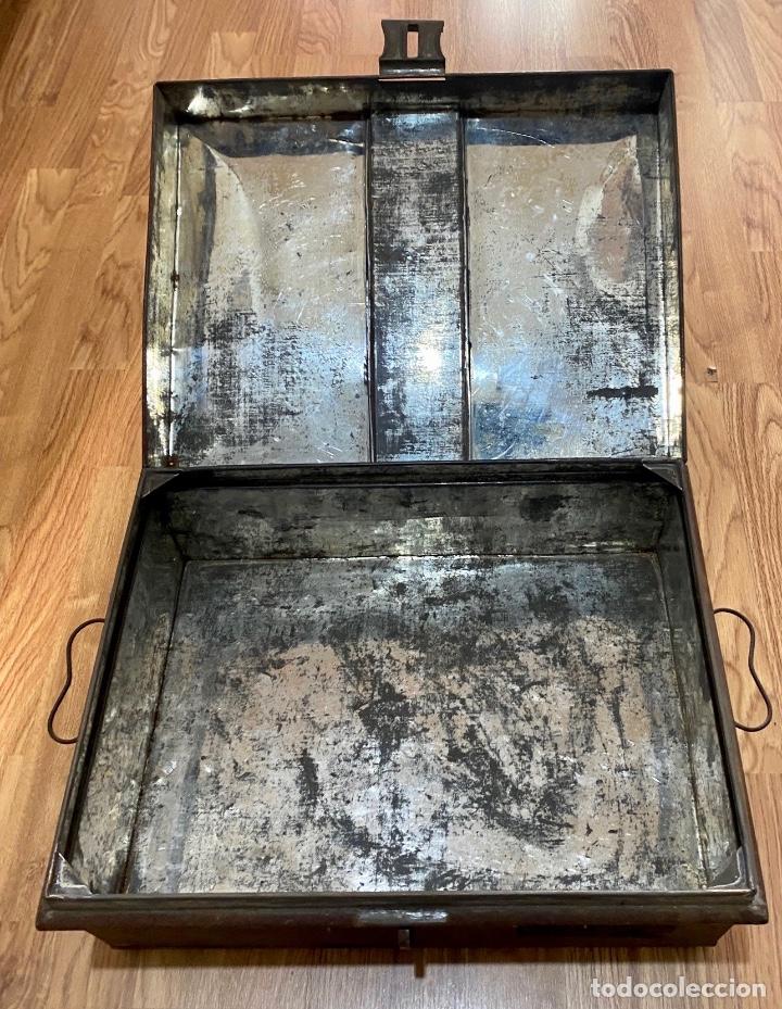 Vintage: Caja met&aacute;lica con asas - Foto 4