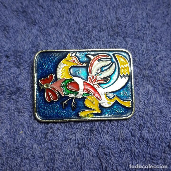Vintage: Broche pin esmaltado de origen Ruso, la zorra y la gallina.