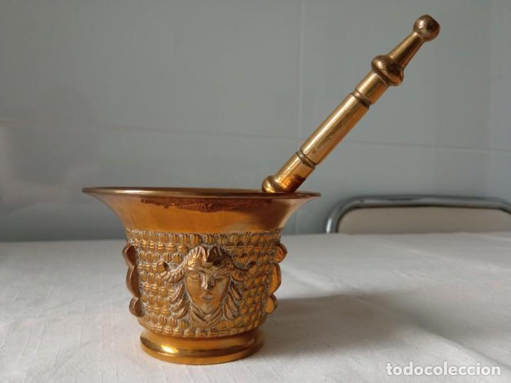 Vintage: Mortero de metal adornado con caras