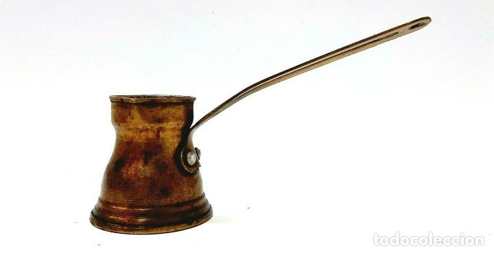 Vintage: Olla r&uacute;stica Cezve peque&ntilde;a de mango largo con labio vertedor(2.3)