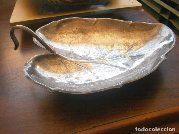 Vintage: Centro de mesa, forma de hoja con asa, bandeja vac&iacute;a bolsillos metal plateado medida 25X19X7 cm.