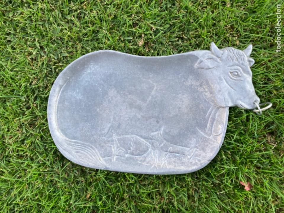 Vintage: Bandeja o tabla metal con forma de buey o vaca