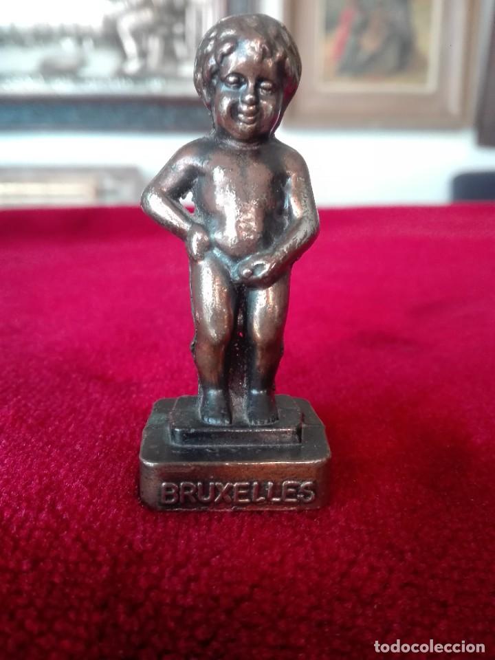 Vintage: Ni&ntilde;o meando Bruselas calamina patinada en bronce galvanoplastia