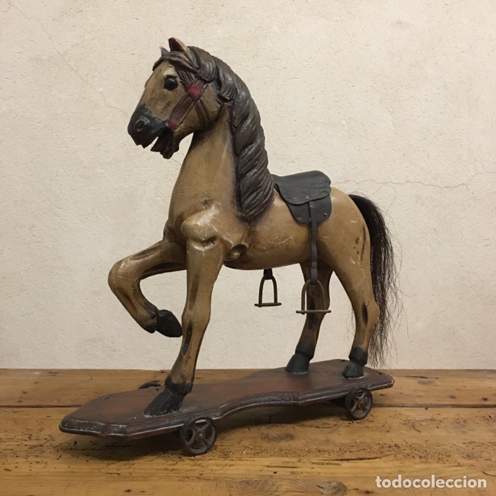 Vintage: Caballo de madera policromada con ruedas de hierro y ojos cristal - Figura, h&iacute;pica.