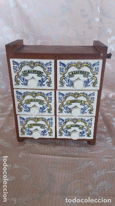 Vintage: Mueble especiero madera y calomina o pl&aacute;stico