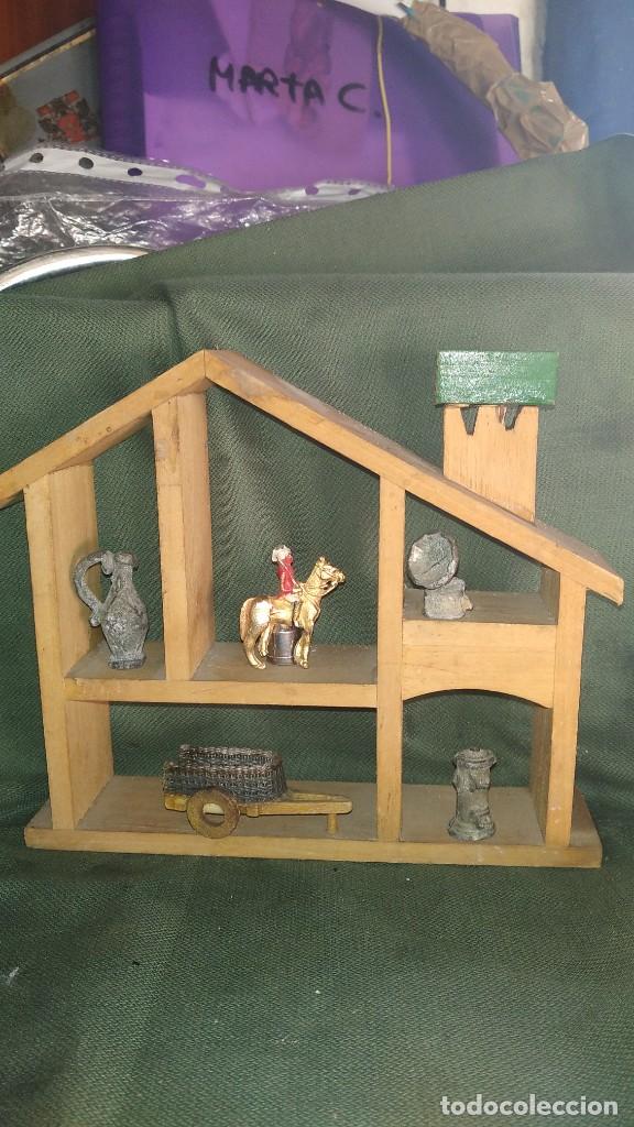 Vintage: casita antigua de pared con figuras