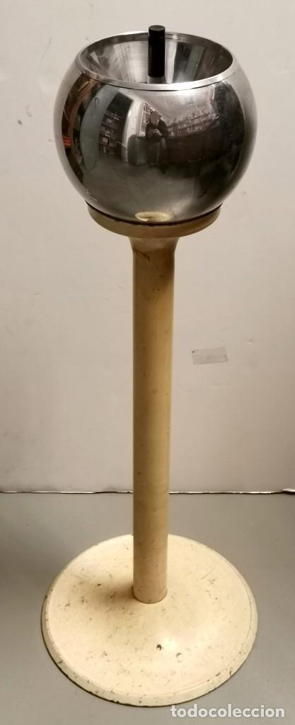 Vintage: NUMULITE Figura 0165 Cenicero de bola vintage base de pl&aacute;stico