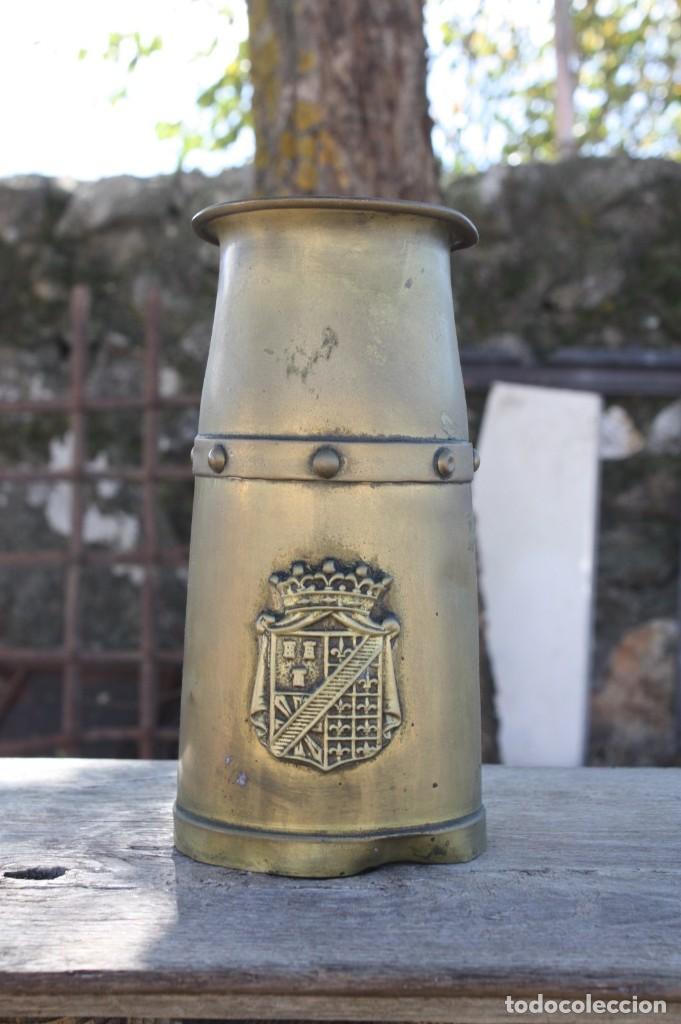 Vintage: Jarra en metal dorado con escudo. Muy decorativa.