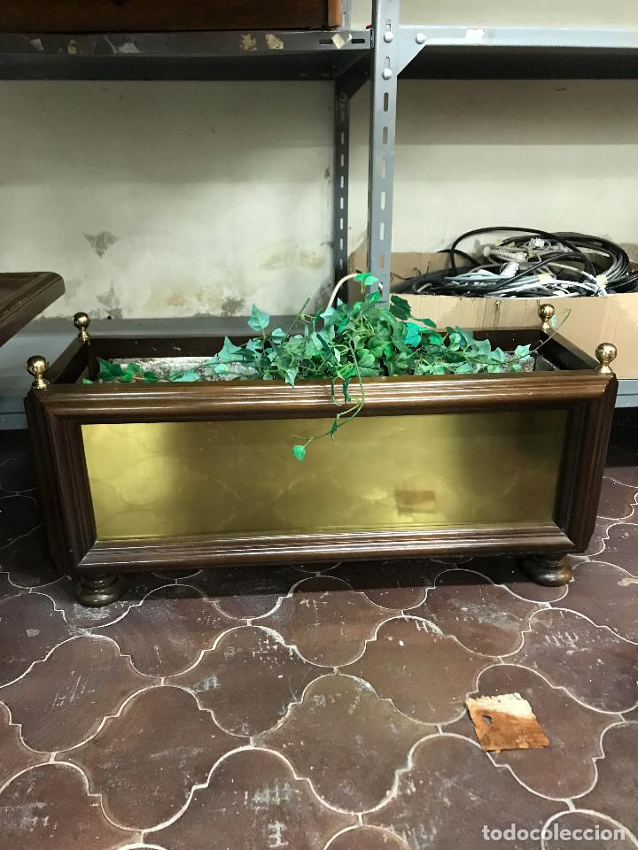 Vintage: Macetero lat&ccedil;on y madera de la firma Valent&iacute;