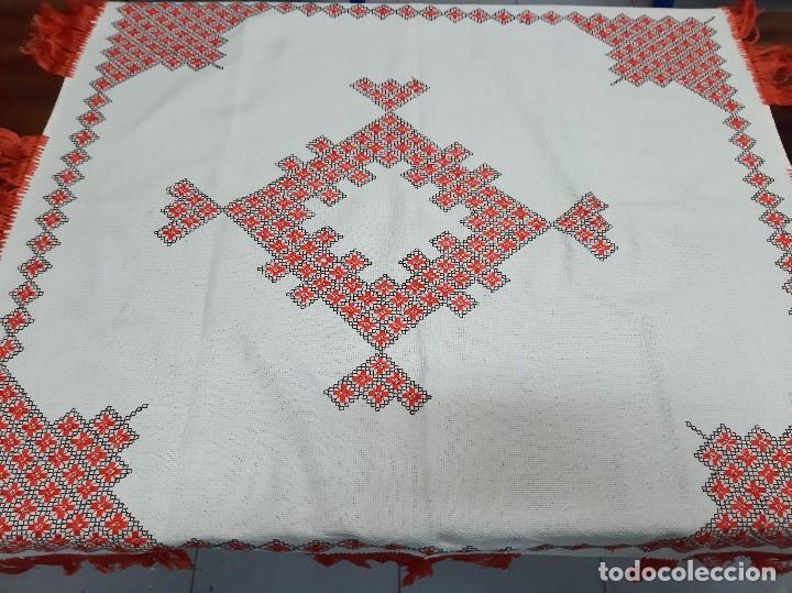 Vintage: Mantel bordado a mano vintage