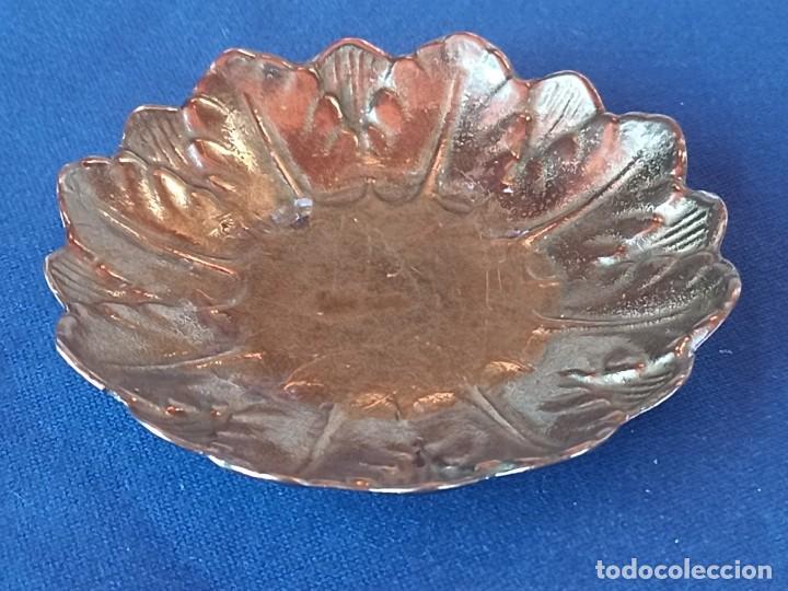 Vintage: Peque&ntilde;o plato decorativo de bronce de 9 cm.