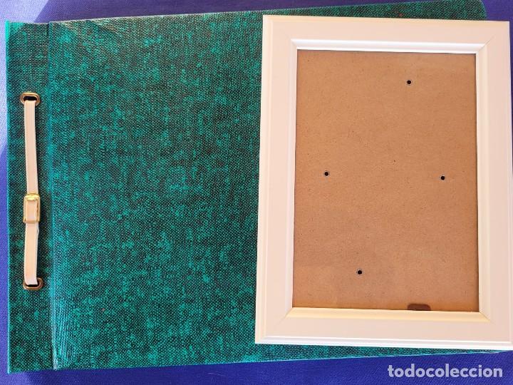 Vintage: Marco de fotos de madera + un &aacute;lbum de fotos vintage con algunas fotos y billetes antiguos.