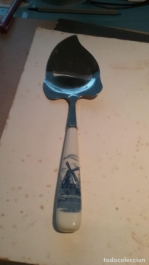 Vintage: Pala corta queso. Mango ceramica (591-2)