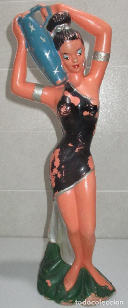 Vintage: Chica con c&aacute;ntaro, mujer, nativa, pl&aacute;stico, decoraci&oacute;n pop, vintage, mide 40,5 cmts.