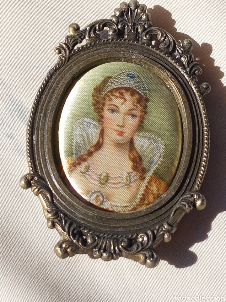 Vintage: **PEQUE&Ntilde;O CUADRITO EN TELA DE SEDA OVALADITO. TAMA&Ntilde;O, 10x6 CM** TAL COMO SE VE EN LAS FOTOS**