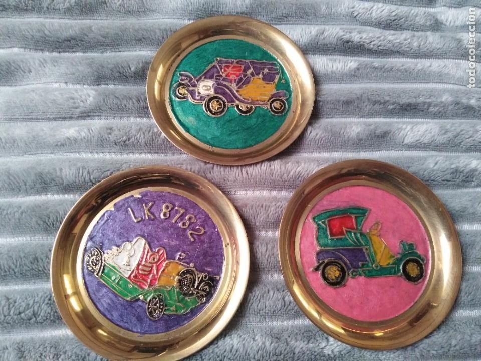 Vintage: Posavasos bronce esmaltados coches