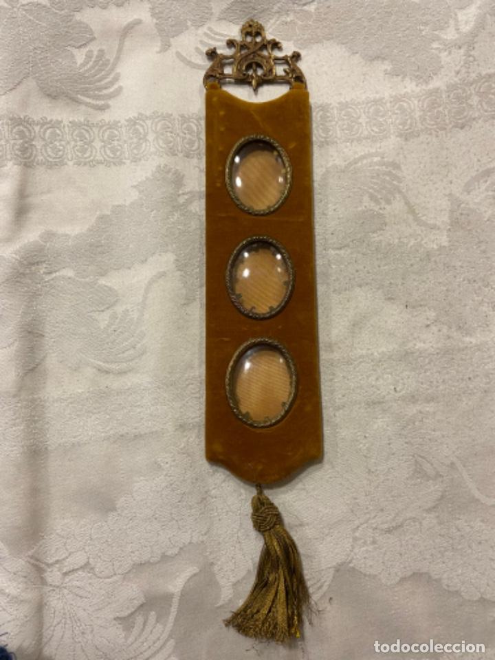 Vintage: C-25. Portarretratos en terciopelo, seda, bronce e hilo de oro. Cristal c&oacute;ncavo.