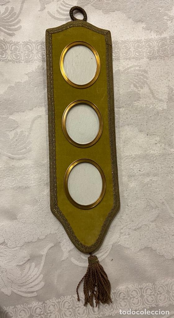 Vintage: C-25. Portarretratos en terciopelo, seda, bronce e hilo de oro. Cristal plano.