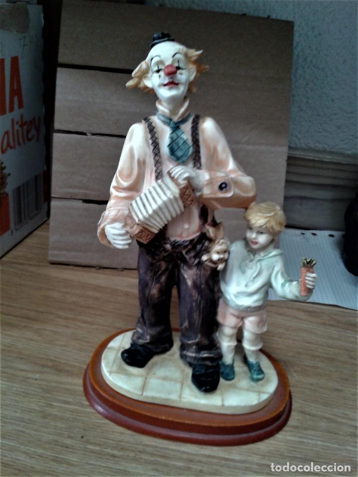 Vintage: Payaso con ni&ntilde;o. Resina con marca de autor y peana de madera.