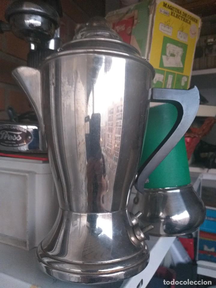 Vintage: dos cafeteras una de ellas antigua - Foto 1