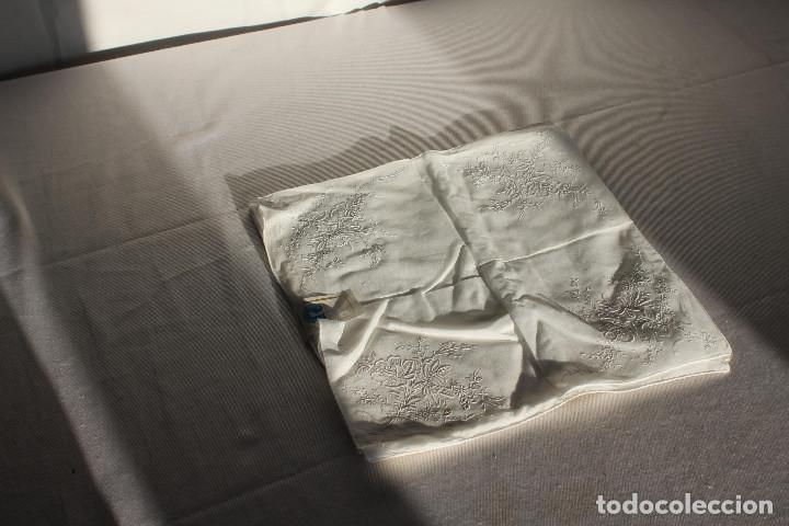 Vintage: 12 SERVILLETAS FLORES BORDADAS - Foto 1