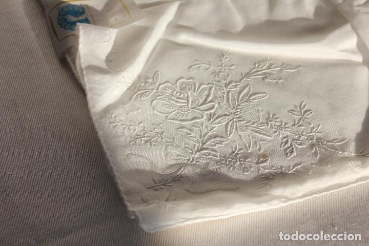Vintage: 12 SERVILLETAS FLORES BORDADAS - Foto 2