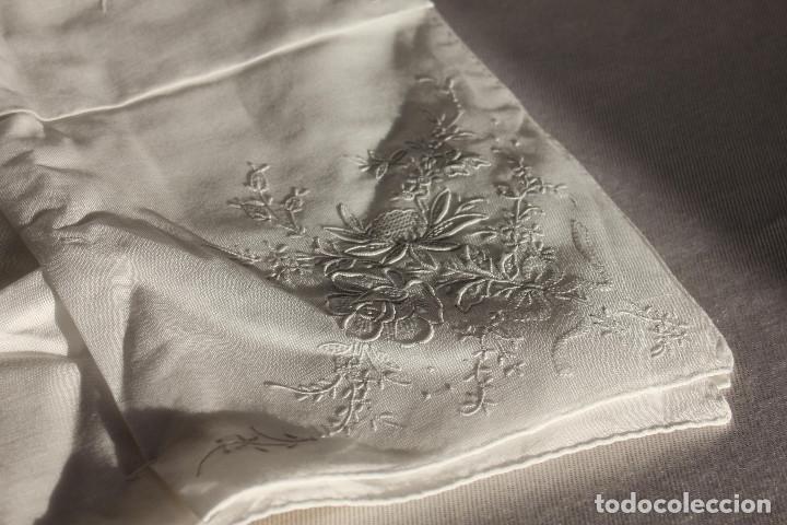 Vintage: 12 SERVILLETAS FLORES BORDADAS - Foto 3