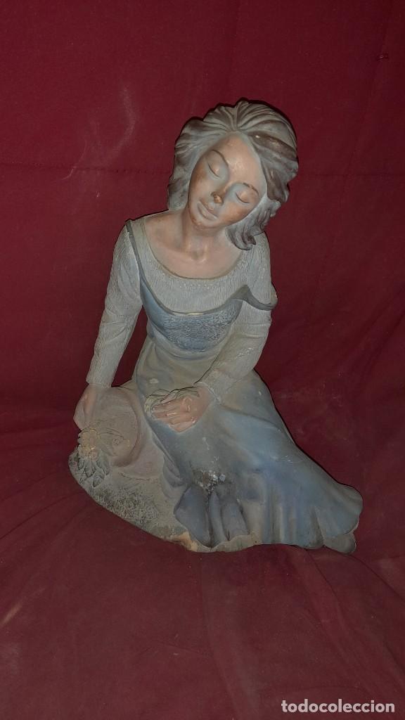 Vintage: ANTIGUA FIGURA VINTAGE CHICA NI&Ntilde;A SENTADA RESINA?MARCA DIDE5 ? OIDES ? OIDE5? SE AGRADECE INFO