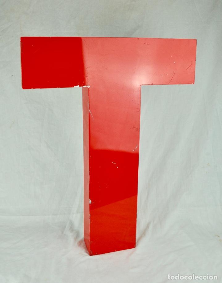 Vintage: Letra T en aluminio pintado de rojo - Foto 1