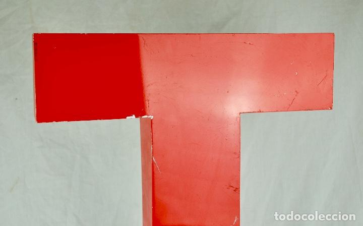 Vintage: Letra T en aluminio pintado de rojo - Foto 2