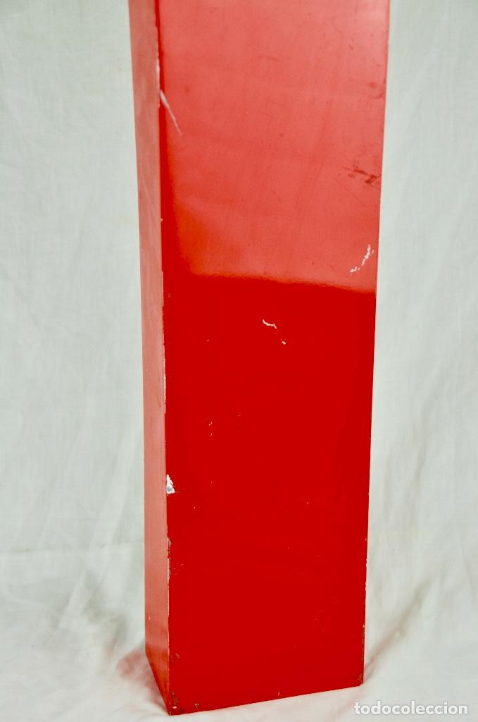 Vintage: Letra T en aluminio pintado de rojo - Foto 3
