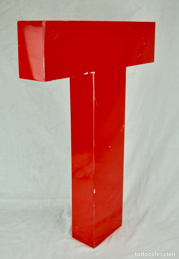Vintage: Letra T en aluminio pintado de rojo - Foto 4