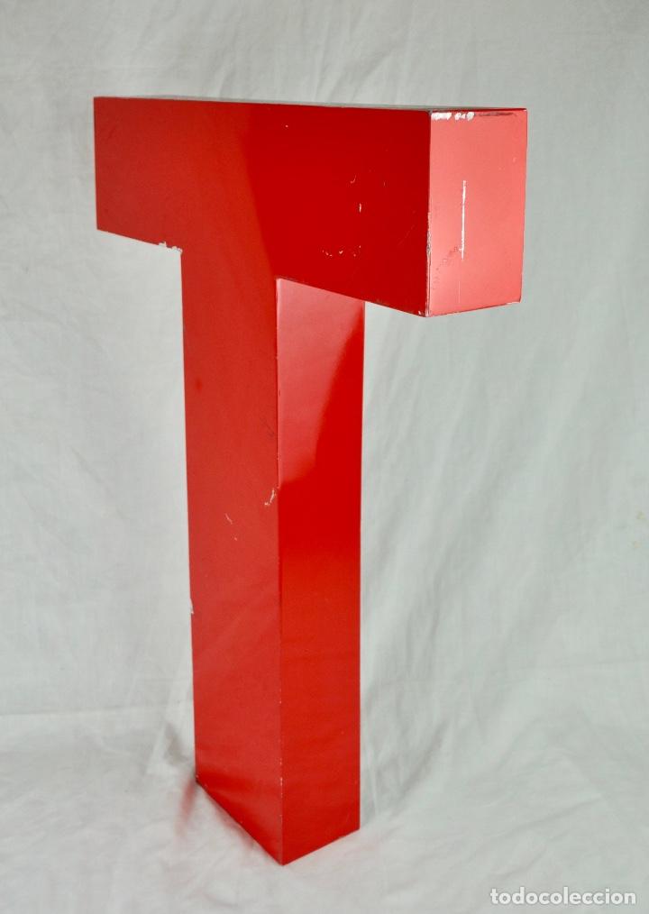 Vintage: Letra T en aluminio pintado de rojo - Foto 5