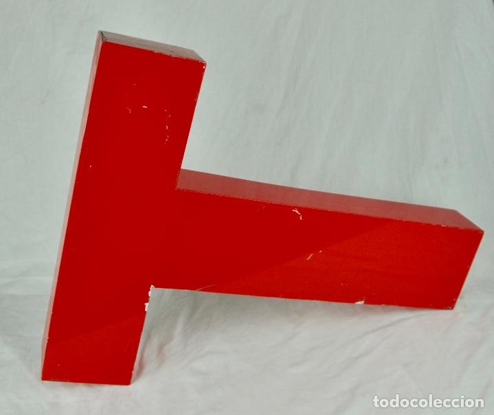 Vintage: Letra T en aluminio pintado de rojo - Foto 7