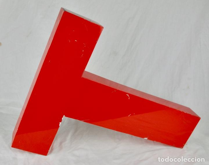Vintage: Letra T en aluminio pintado de rojo - Foto 8