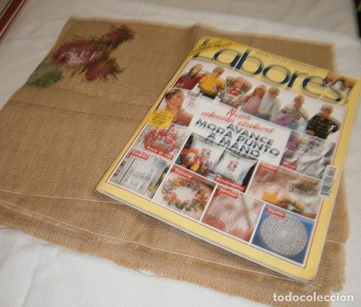 Vintage: tela saco con bordado medio punto corona de flores para un cojin + revista labores con el patron