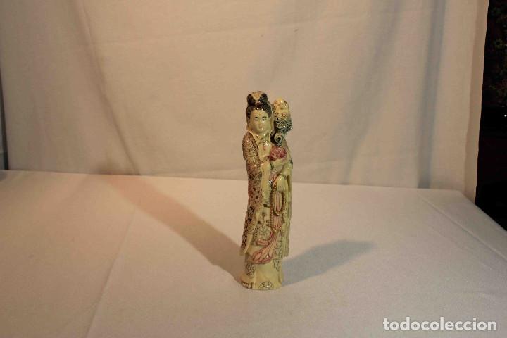 Vintage: FIGURA TALLA MUJER CON NI&Ntilde;O AL HOMBRO
