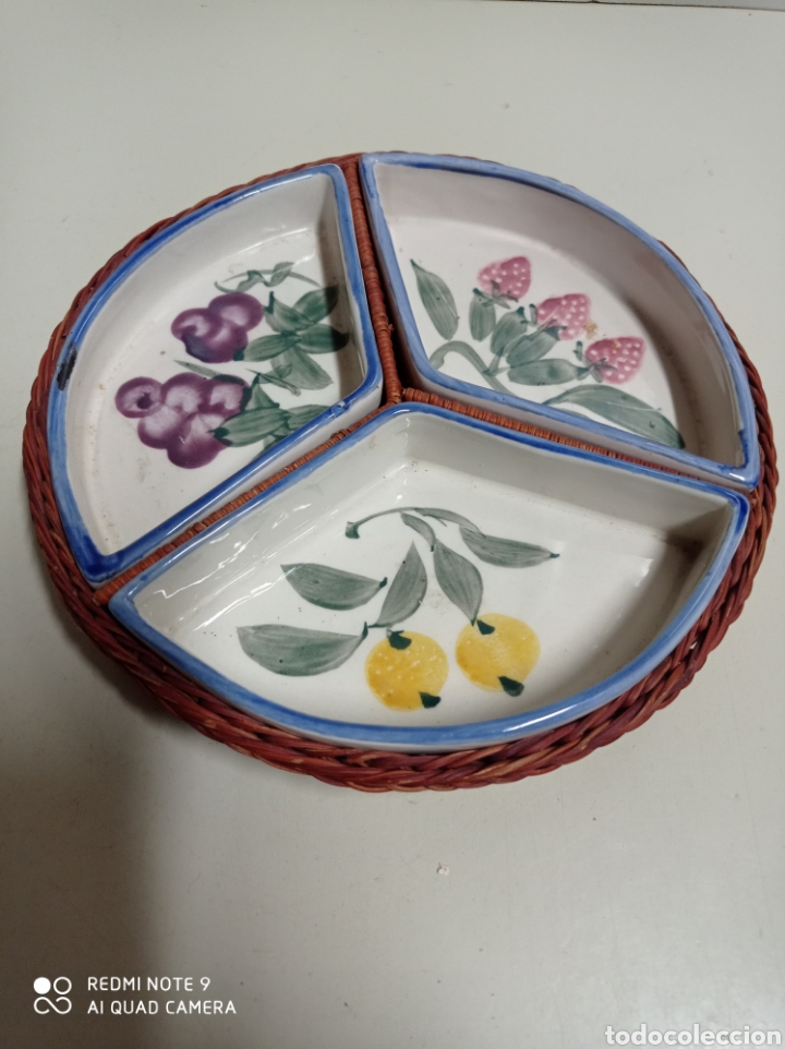 Vintage: Bonito plato de esparto con tres platillos de porcelana para picoteo. Sin marca