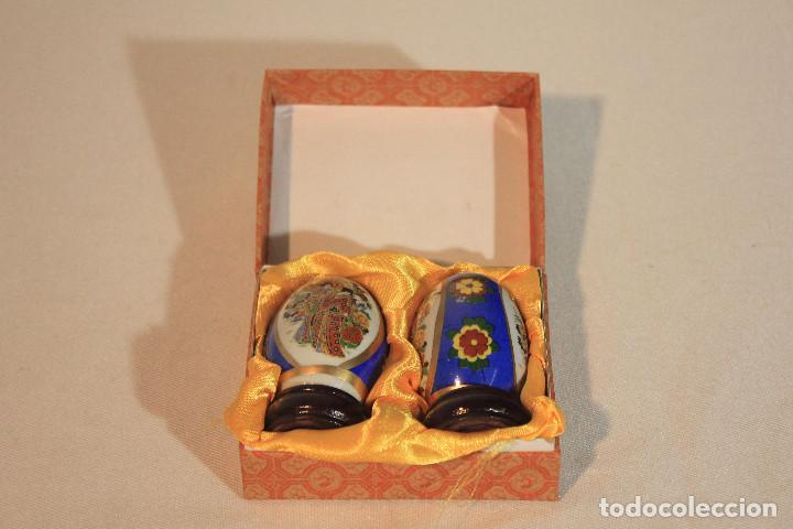 Vintage: SET 2 HUEVOS PORCELANA PEANA MADERA