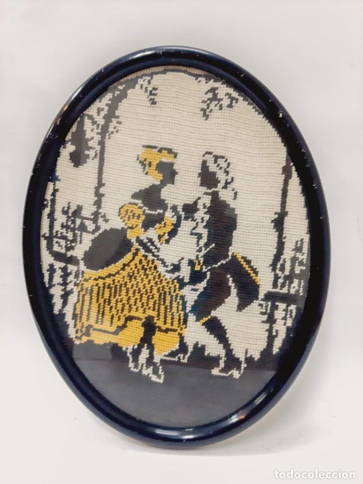 Vintage: Punto de aguja enmarcado vintage, pareja de bordados enamorados
