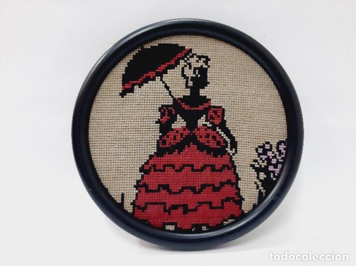 Vintage: Punto de aguja enmarcado vintage, dama bordada con paraguas