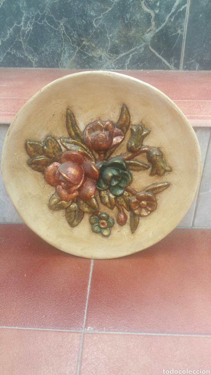 Vintage: Plato de escayola policromada, con tem&aacute;tica floral.