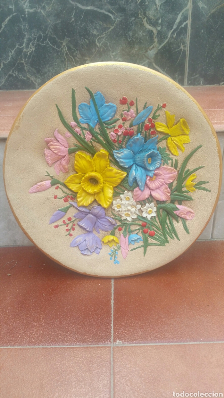 Vintage: Plato de escayola policromada, con tem&aacute;tica floral.