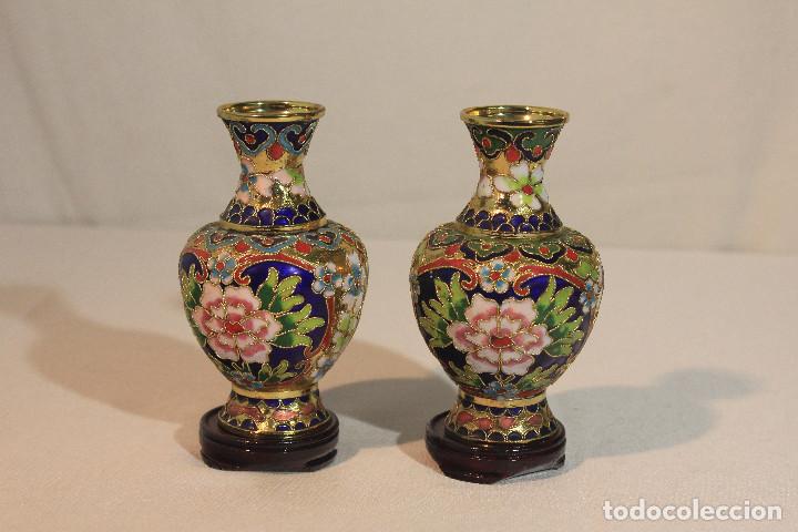 Vintage: PAR JARRONES CLOISONNE PEANA DE MADERA - Foto 2