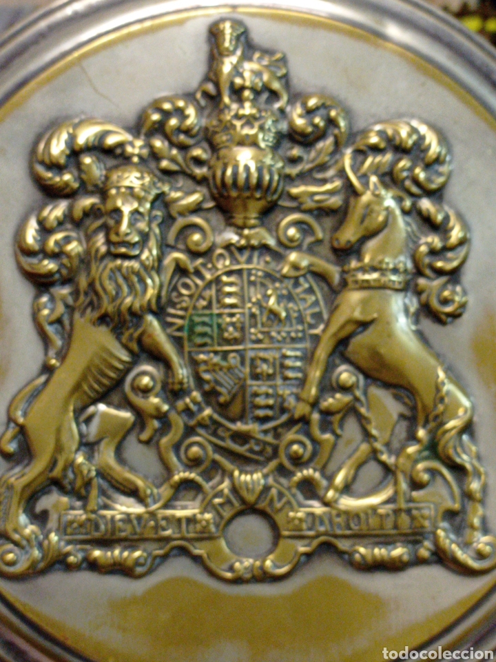 Vintage: Caja redonda de madera con tapa silver plate con escudo DIEU ET DROIT