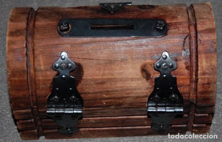 Vintage: HUCHA DE MADERA A&Ntilde;OS 60 TIPO COFRE-05 - Foto 3