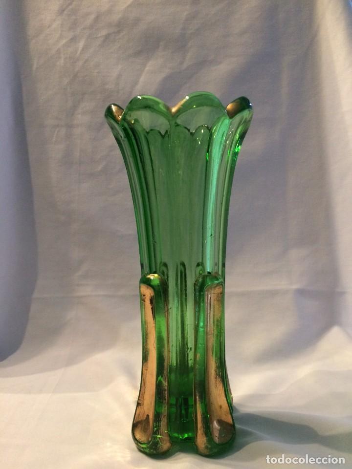 Vintage: Jarr&oacute;n cristal grueso Circa a&ntilde;os 60 verde y dorado h.27 cm