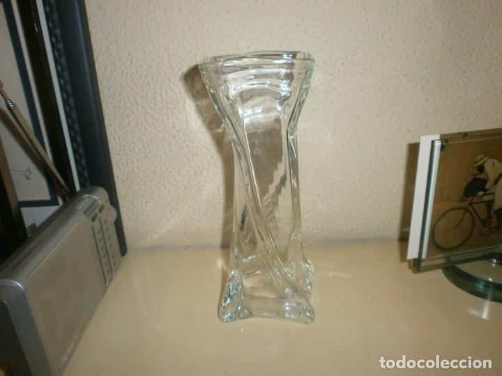 Vintage: Jarr&oacute;n violetero de cristal, florero medida 19,5X7 cm. base cuadrada cristal gordo 568 gr.