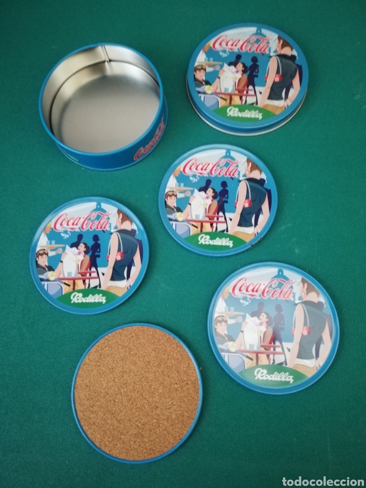Vintage: POSAVASOS EN CAJA MET&Aacute;LICA CON PUBLICIDAD DE COCA VOLS Y RODILLA