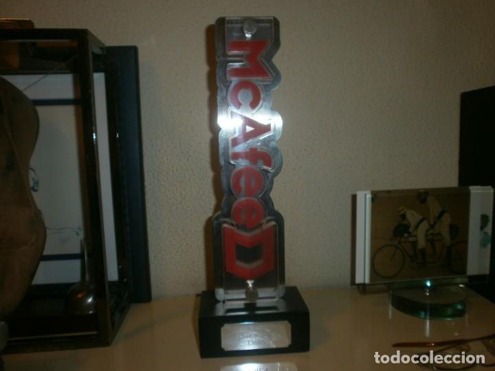 Vintage: Trofeo mcAfee aluminio y metacrilato, 30.5 cm. altura Pay to win go big quiz winner Emea